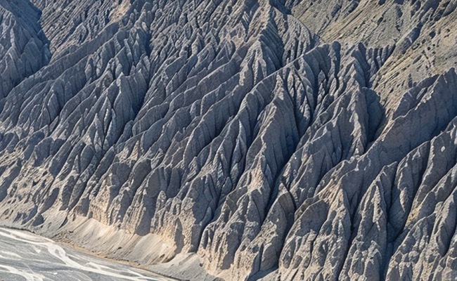 独山子大峡谷沟壑纵横的峡谷地貌与谷底河床