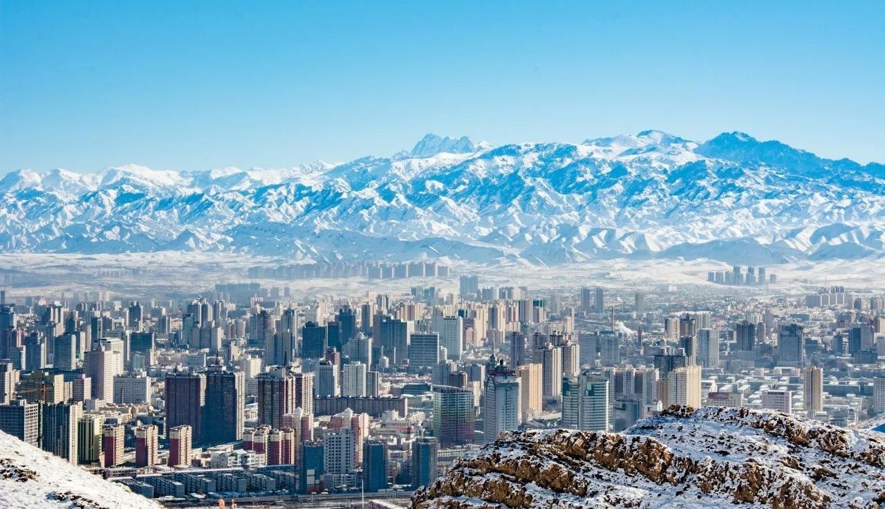 乌鲁木齐市区与雪山