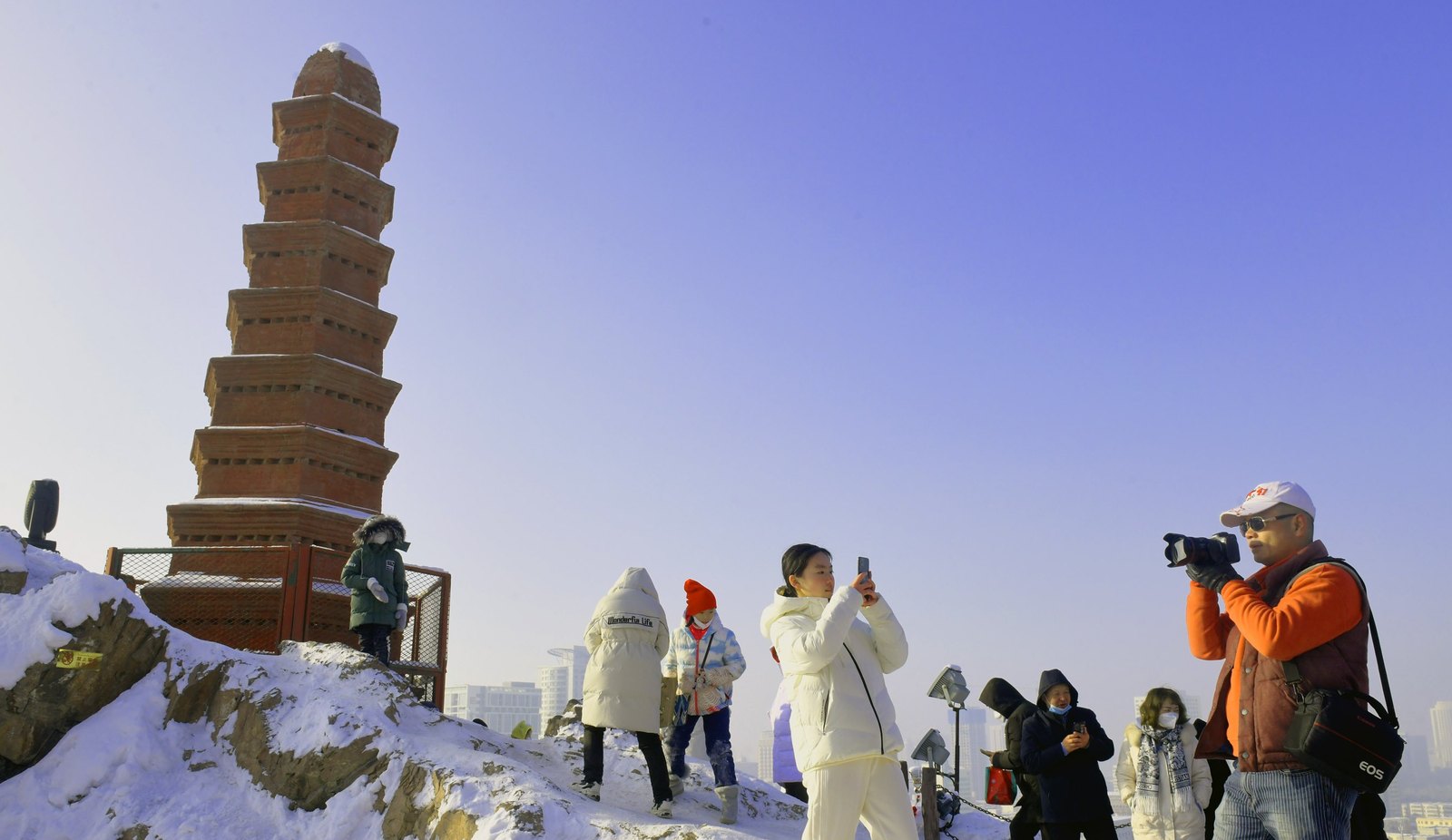 红山公园雪景与红山塔