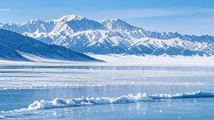 赛里木湖冬季冰封湖面与雪山