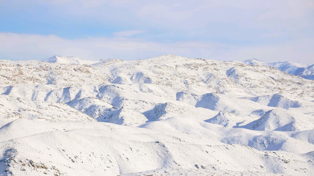 雪原日出与连绵雪山